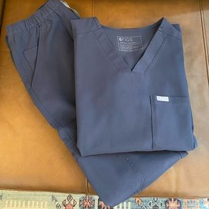 Figs size small scrubs, top and bottom. Cargo style bottoms